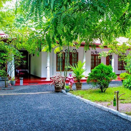 Thathsara Holiday Inn Sigirija Zewnętrze zdjęcie